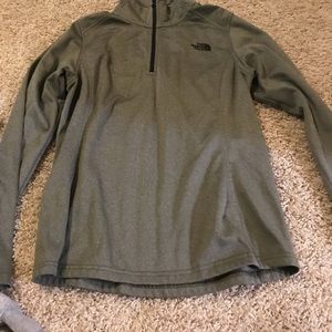 Army green north face pullover!